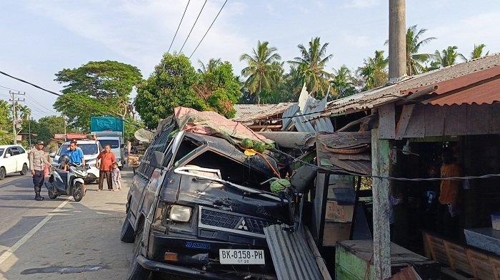 Detik-detik L300 Hantam Tiang Listrik, Akibat Sopir Mengantuk hingga Hilang Kendali